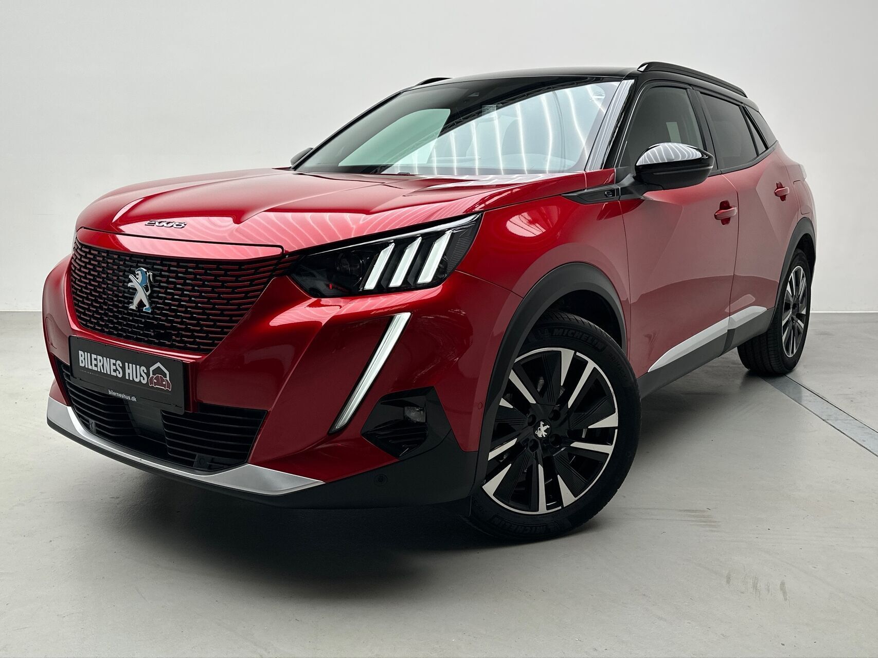 Rød Peugeot e-2008 fra 2021