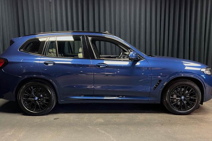 Blå BMW iX3 fra 2023