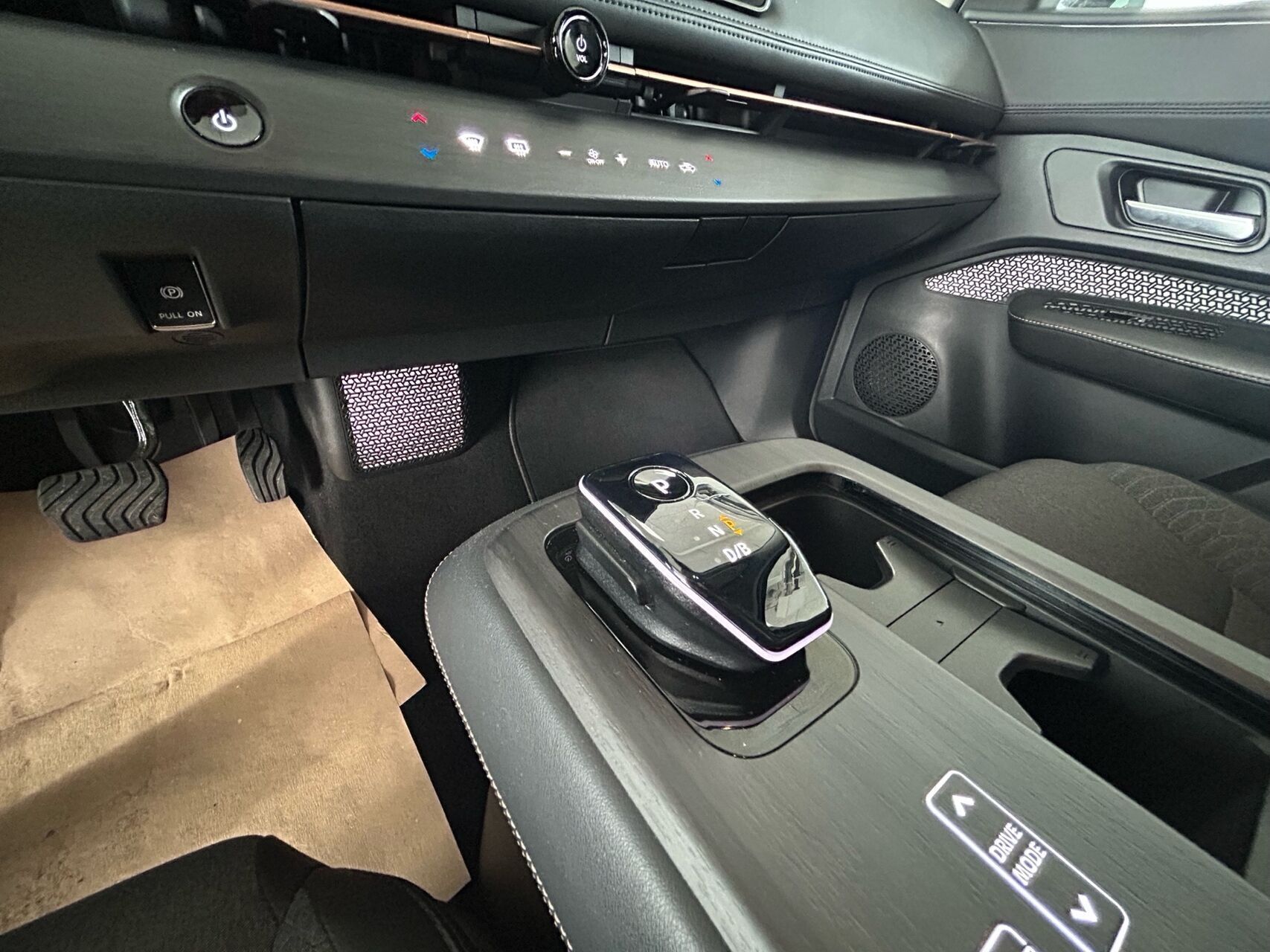 Sort Nissan Ariya fra 2023