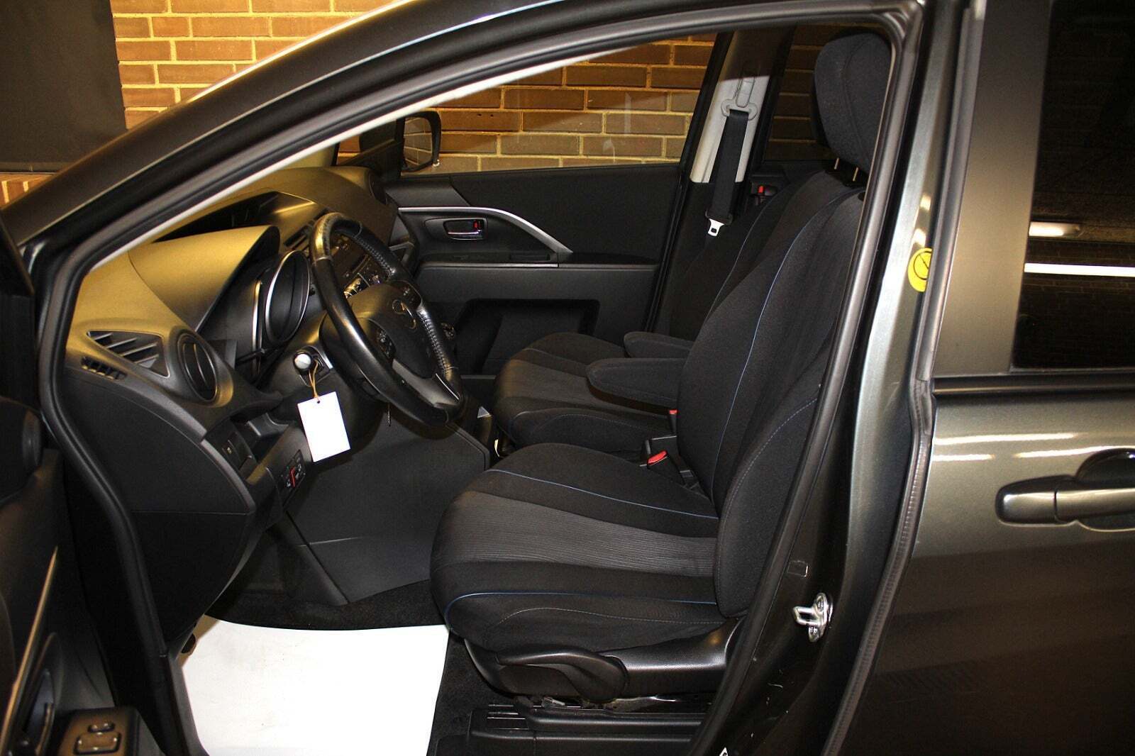 Grå Mazda 5 fra 2013