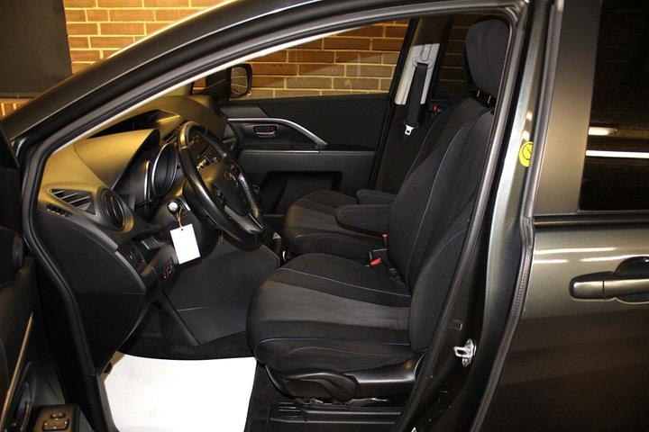 Grå Mazda 5 fra 2013
