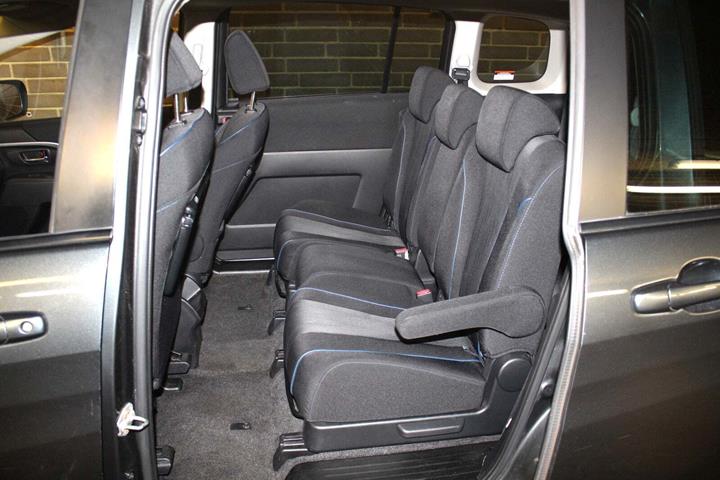 Grå Mazda 5 fra 2013
