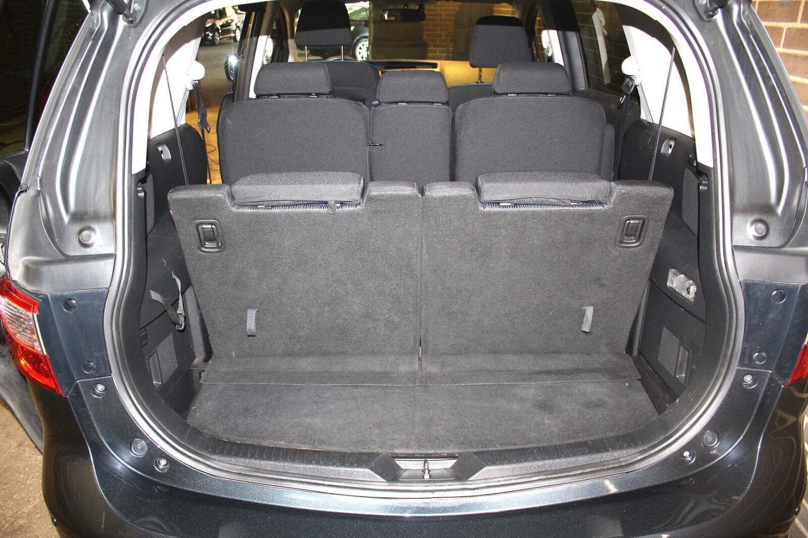 Grå Mazda 5 fra 2013