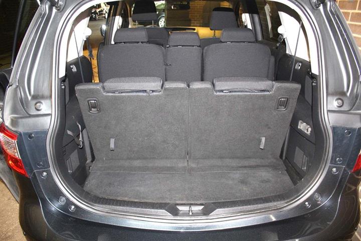 Grå Mazda 5 fra 2013