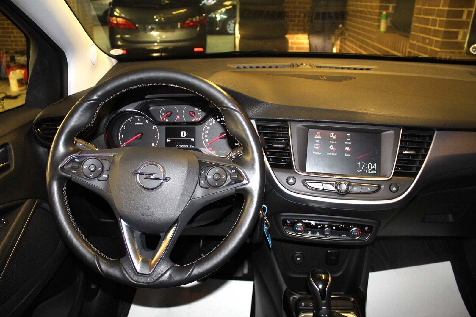 Hvid Opel Crossland X fra 2018