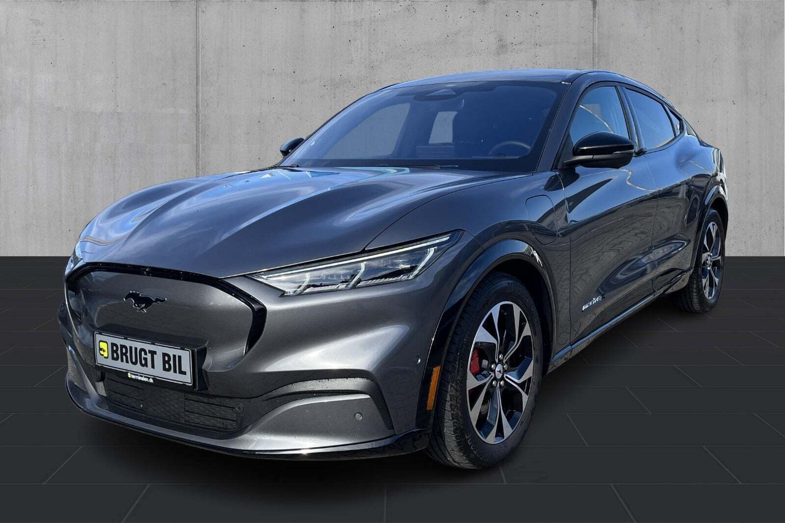 Grå Ford Mustang Mach-E fra 2023 set udefra