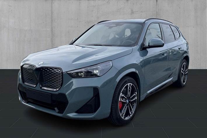 Grøn BMW iX1 fra 2025 set udefra