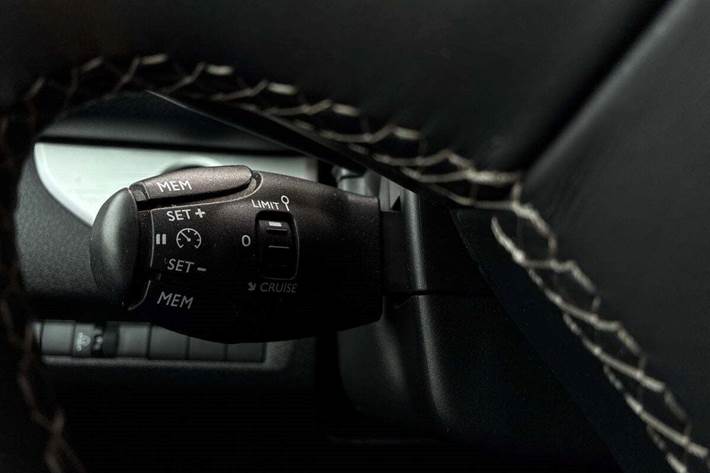 Brun Peugeot e-Traveller fra 2021