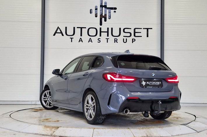 Grå BMW 118i fra 2020