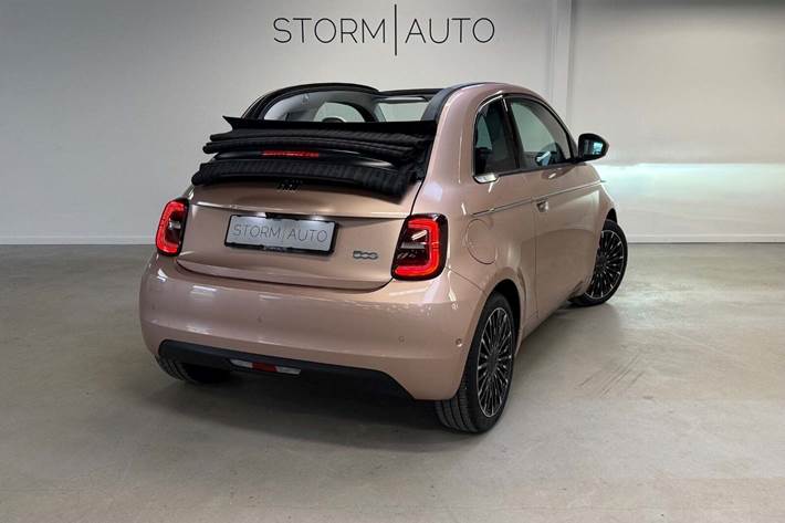 Orange Fiat 500e fra 2022