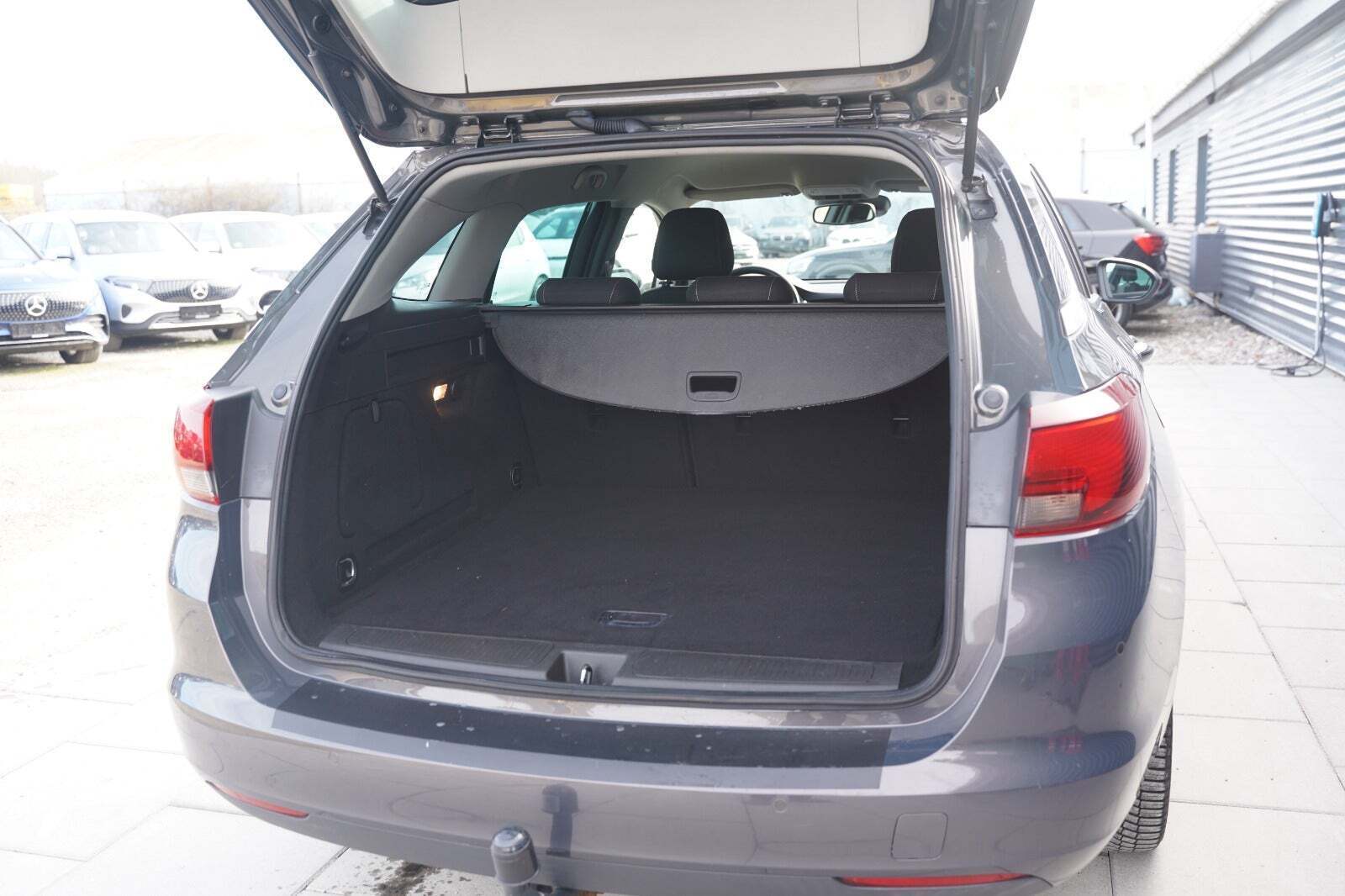 Grå Opel Astra fra 2016