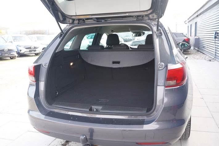 Grå Opel Astra fra 2016