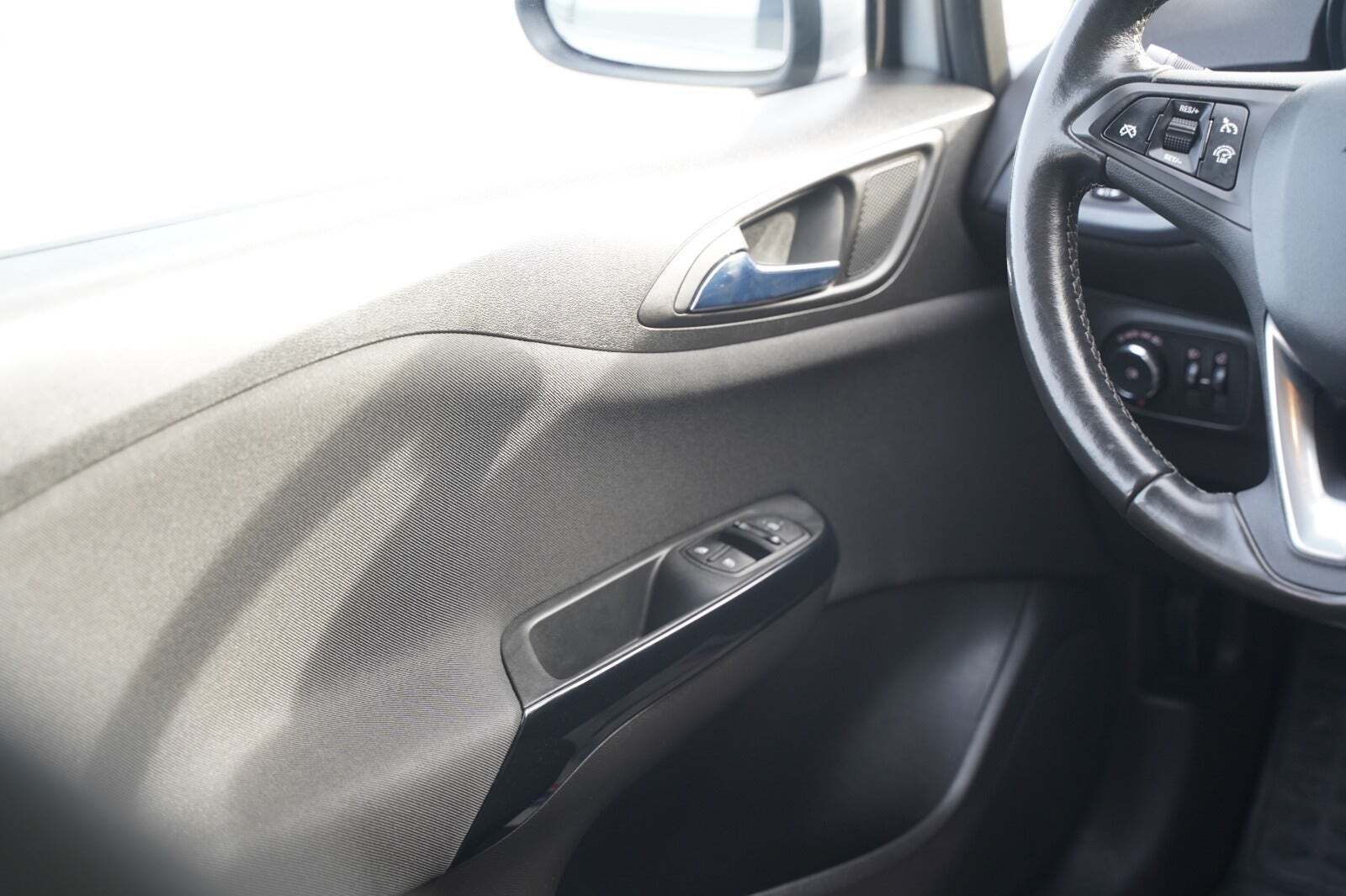 Sølv Opel Corsa fra 2019