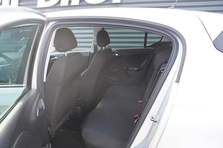 Sølv Opel Corsa fra 2019