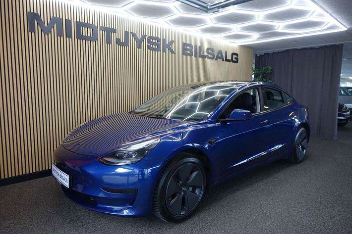 Blå Tesla Model 3 fra 2022