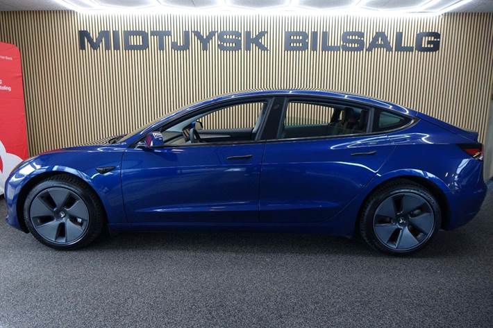 Blå Tesla Model 3 fra 2022