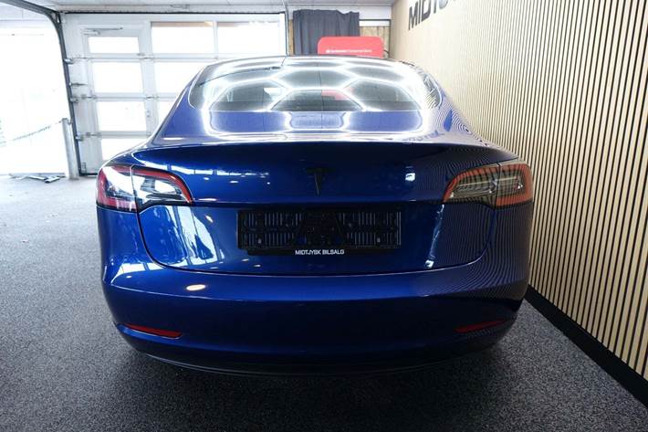 Blå Tesla Model 3 fra 2022