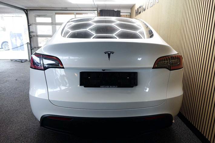 Hvid Tesla Model Y fra 2024