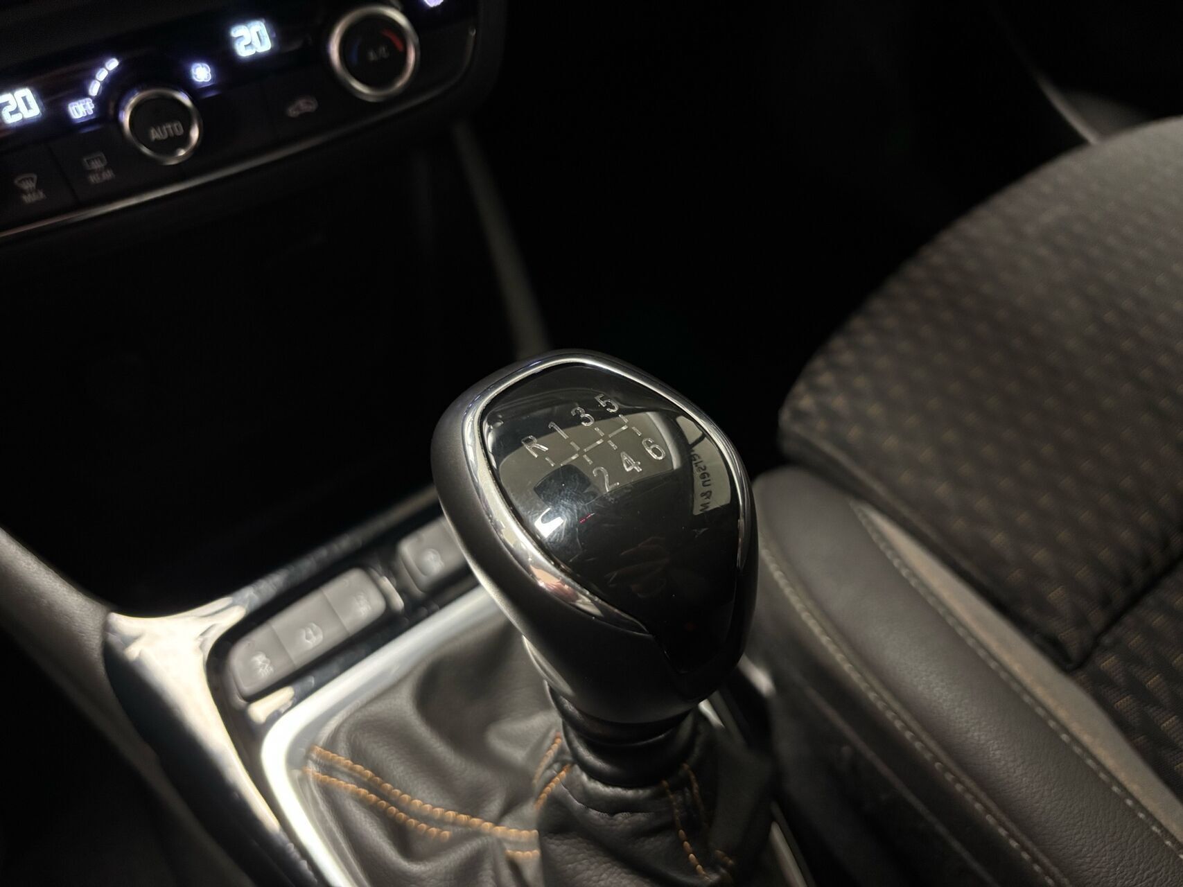 Grå Opel Crossland X fra 2018