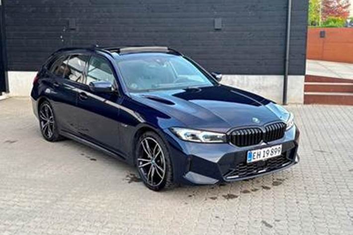 Blå BMW 330e fra 2022