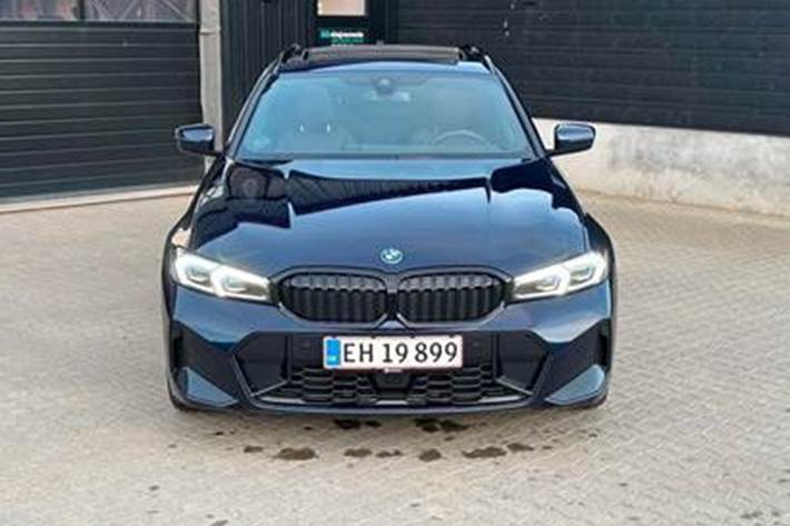 Blå BMW 330e fra 2022