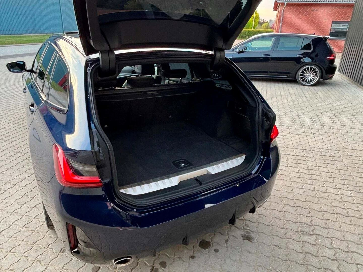 Blå BMW 330e fra 2022