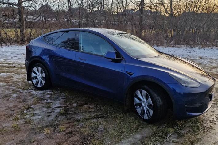 Blå Tesla Model Y fra 2023