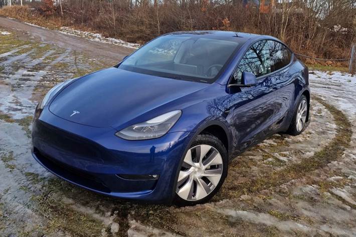 Blå Tesla Model Y fra 2023