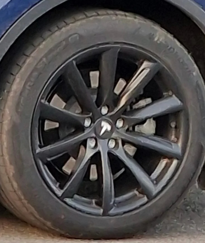 Blå Tesla Model Y fra 2023