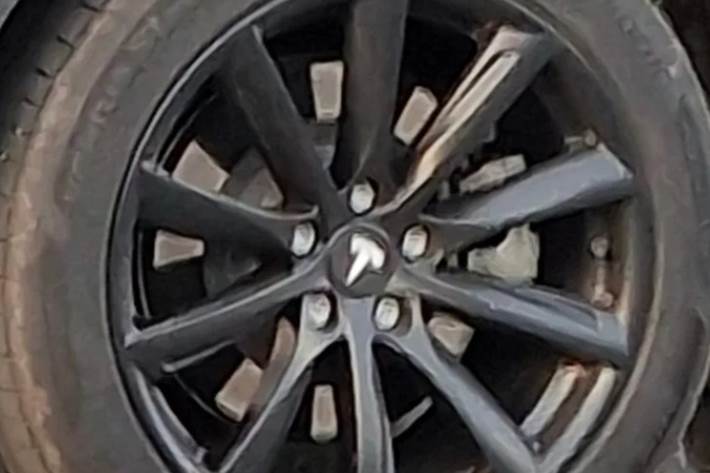 Blå Tesla Model Y fra 2023