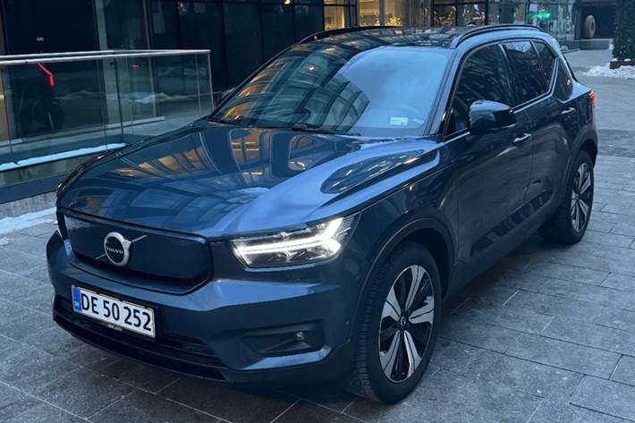 Blå Volvo XC40 fra 2022