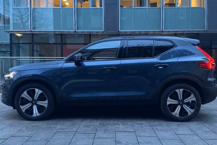 Blå Volvo XC40 fra 2022
