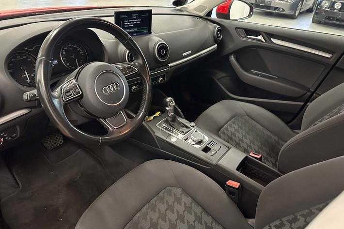 Rød Audi A3 fra 2016