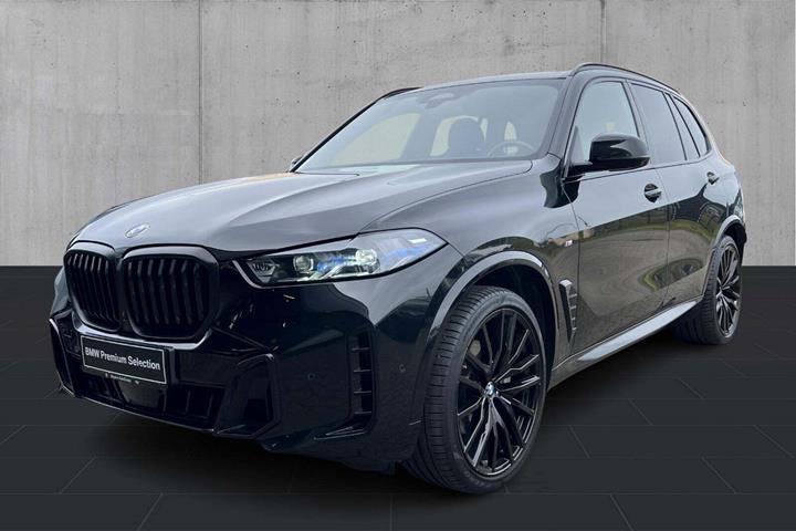 Sort BMW X5 fra 2024 set udefra