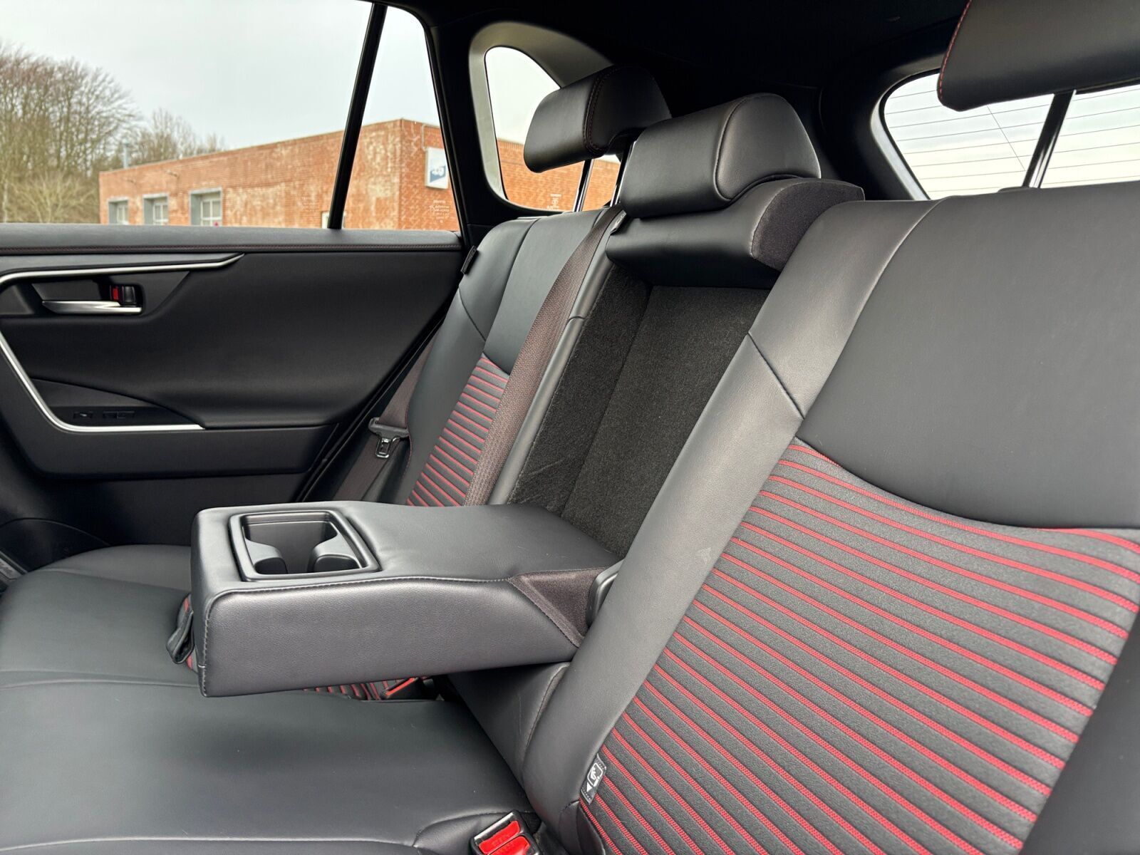 Hvid Toyota RAV4 Plug-in fra 2023