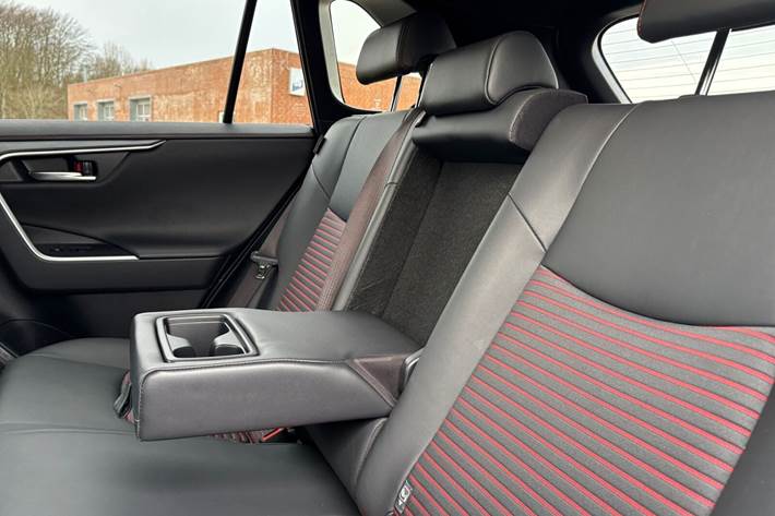 Hvid Toyota RAV4 Plug-in fra 2023