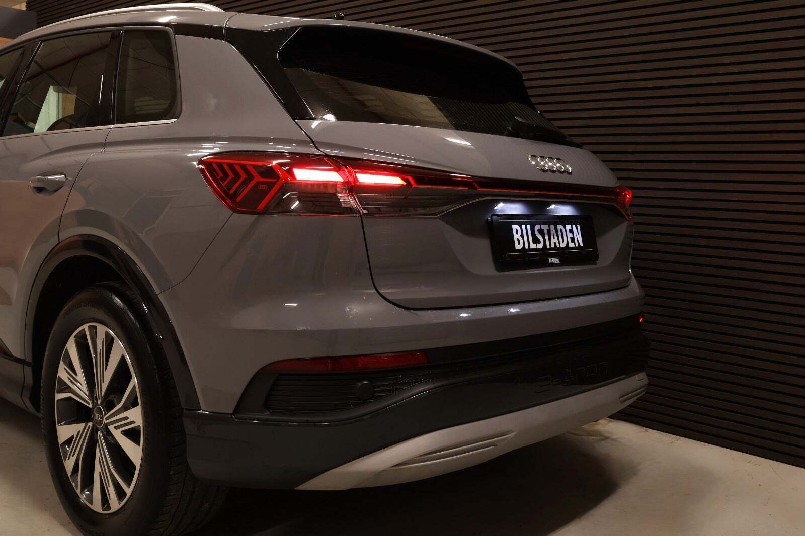 Grå Audi Q4 e-tron fra 2023