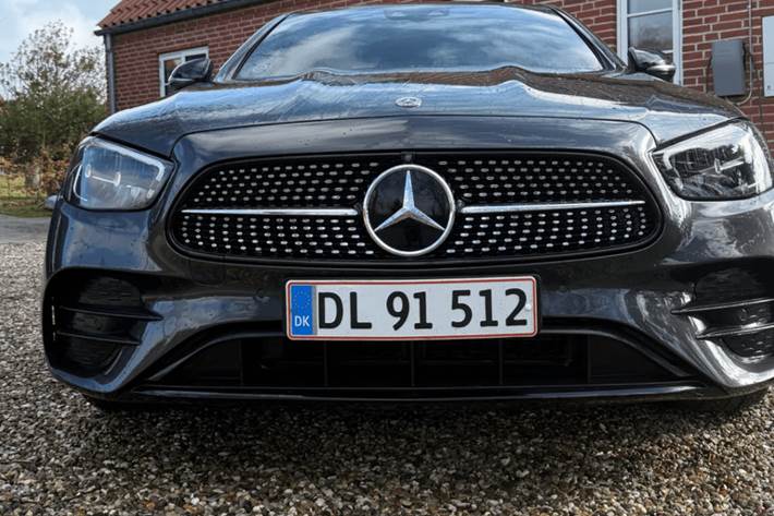 Grå Mercedes E300 de fra 2022
