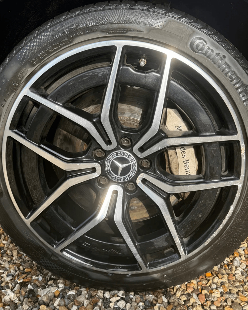 Grå Mercedes E300 de fra 2022