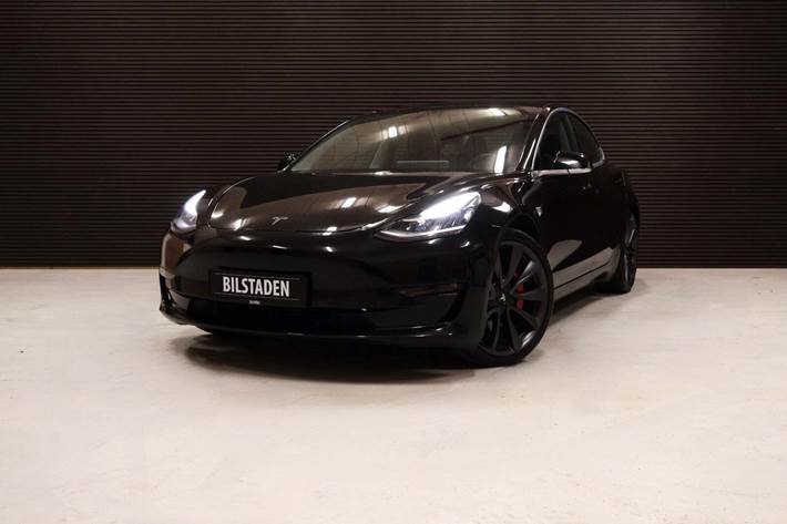 Sort Tesla Model 3 fra 2020 set udefra