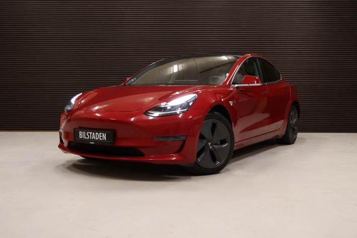 Rød Tesla Model 3 fra 2019 set udefra