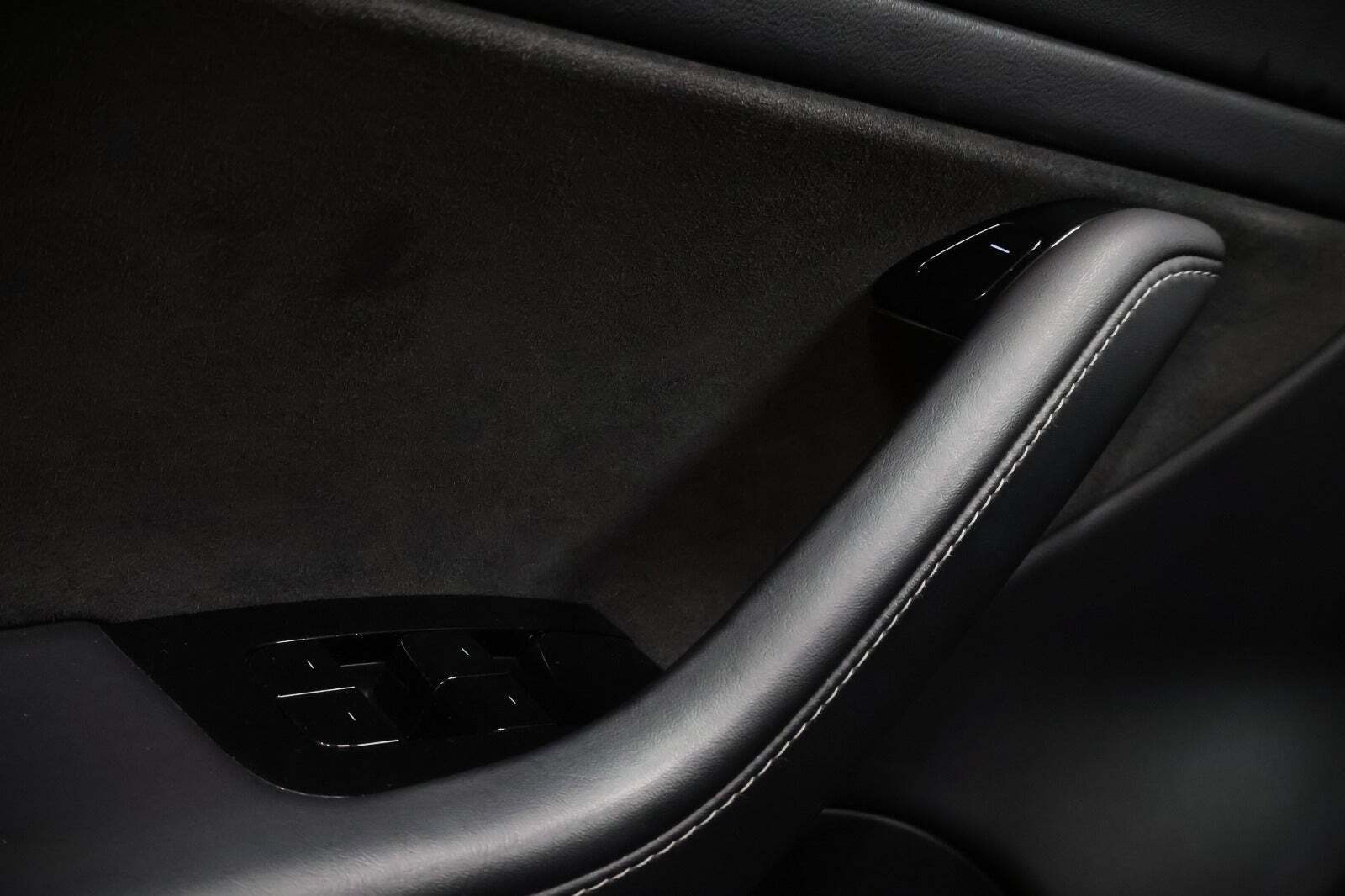 Rød Tesla Model 3 fra 2019