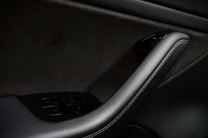 Rød Tesla Model 3 fra 2019