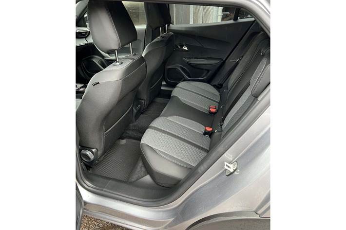 Grå Peugeot 2008 fra 2023
