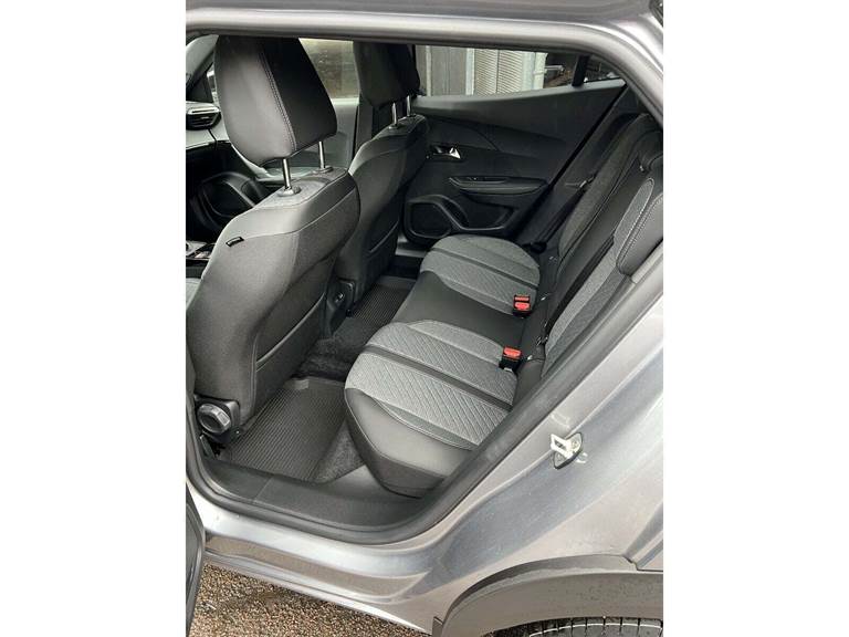 Peugeot 2008 1,2 PureTech 100 Black Selection