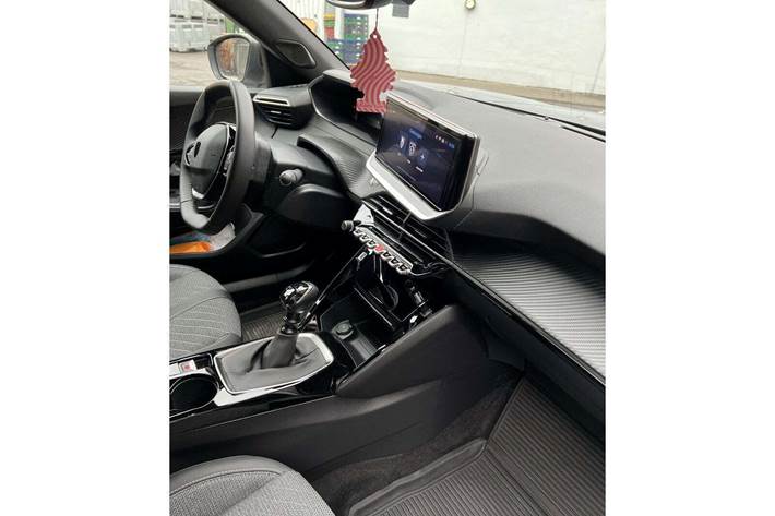 Grå Peugeot 2008 fra 2023