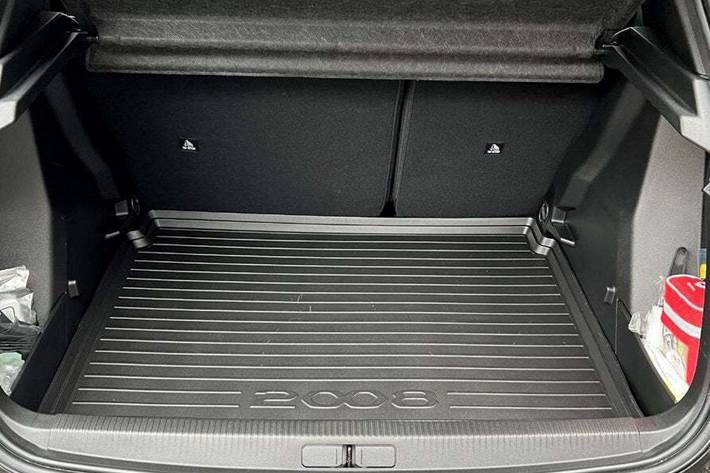 Grå Peugeot 2008 fra 2023