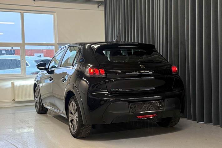 Sort Peugeot e-208 fra 2023