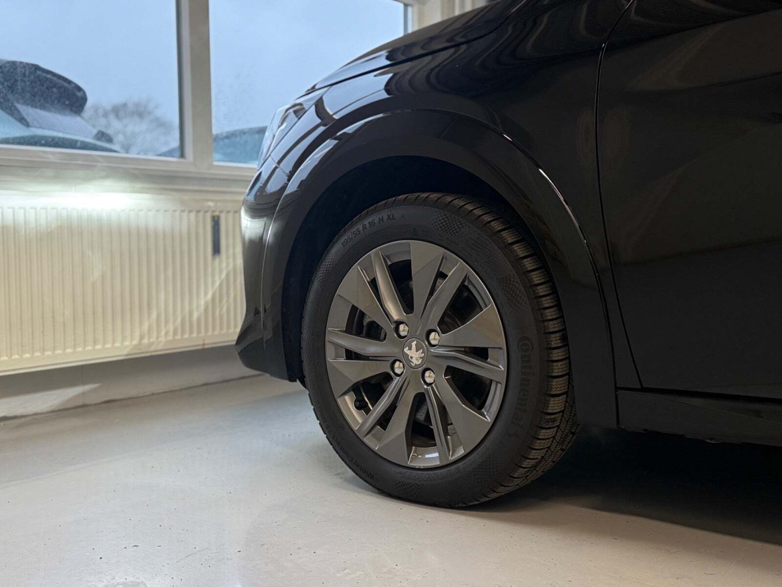 Sort Peugeot e-208 fra 2023