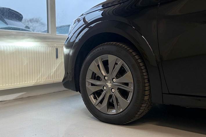 Sort Peugeot e-208 fra 2023